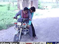 Sadaf aunty bike private road – very hot plumper aunty
