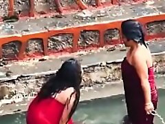 INDIAN WOMEN SHOW HER BUMB AND Brassiere IN RIVER