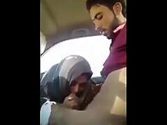 मुस्लिम बहन को कार में लंड चुसाया और चोद दिया