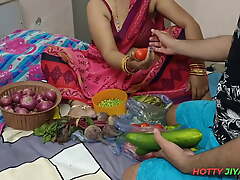 XXX Bhojpuri Bhabhi, while selling vegetables, showing off their way fat nipples, got chuckled by the customer!