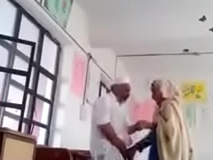 A 70 yrs cur‚ sex with 30 yrs bold lady in classroom.