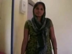 Housewife in salwar dethroning and getting naked in bed