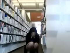 Mädchen Ist Nackt In Der öffentlichen Bibliothek Gefangen