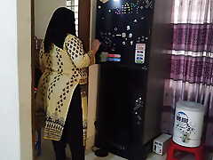 (Indian Hot Maa ke sath Beta Jabardasti chudai) When stepmom opened the fridge, stepson screwed & put her in the fridge