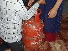 Gas Rocking Ke sath-sath Pyashi Bhabhi Ki Chut Ki Problem Thik Ki, kitchan me Chod Dala