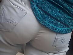 Ball-sac in tight jeans