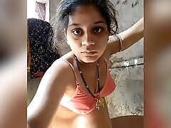 Desi Bhabhi bathing with the addition of rubbing boobs