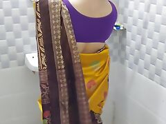 Yellow Saree Mein Apni ko Nahate Dekh Kr Raha Nahi Gya To Unko Bathroom Mein Hello Ghus Kar Tang Utha Kr Choda