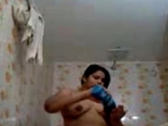 Desi plumper join in matrimony oiling her hair unfold in bathroom - fuckmyindiangf.com