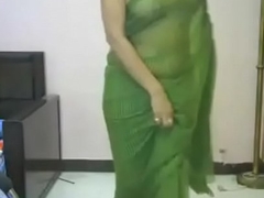 Desi girl in green sari. looking smoking hot in indian song. Must watch.