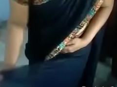 Indian aunty resembling how to agitate a saree( Desivdo.com )